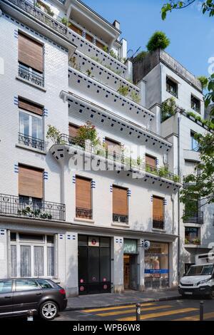 Abgesetzt - Terrasse Appartement Gebäude vom Architekten Henri Sauvage (1873-1932) bei 26, Rue Vavin. Es wurde 1912-1914 gebaut. Stockfoto