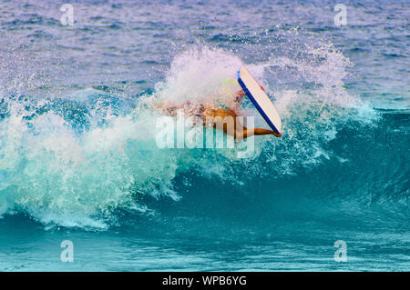 Junger Mann ein Barrel Roll und Boogie Boarding auf Maui, Hawaii, USA Stockfoto