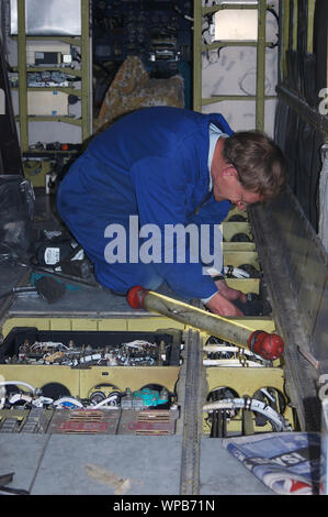 Greymouth, Neuseeland, ca. 2006: Ein Elektriker arbeitet an der Verdrahtung im Erdgeschoss eines Dornier 228 Flugzeugen Stockfoto