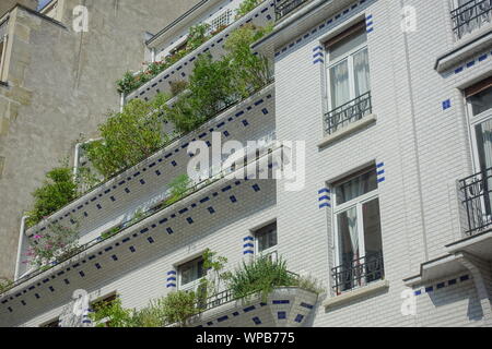 Abgesetzt - Terrasse Appartement Gebäude vom Architekten Henri Sauvage (1873-1932) bei 26, Rue Vavin. Es wurde 1912-1914 gebaut. Stockfoto