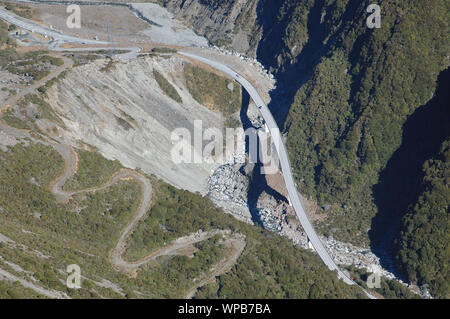 Otira Viadukt am Arthur's Pass, West Coast, South Island, Neuseeland. Alte Straße windet sich den Hügel auf der linken Seite. Aussichtspunkt an der Straße nach oben biegen. Stockfoto