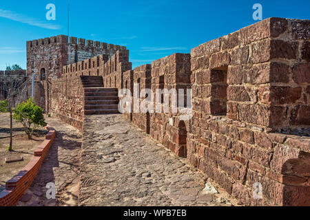 Stadtmauer in Fortaleza, maurische Burg über Stadt Silves, Faro, Algarve, Portugal Stockfoto