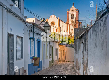 Se (Kathedrale) von Travessa da Cato, Passage in der Altstadt von Silves, Faro, Algarve, Portugal gesehen Stockfoto