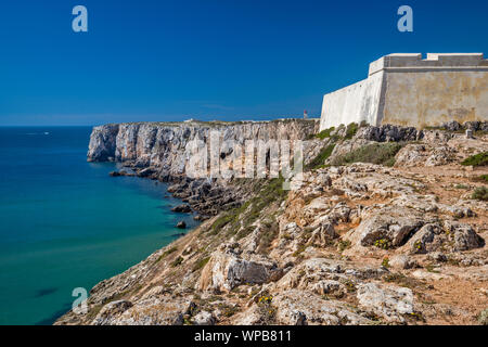 Fortaleza de Sagres, Festung, Ponta de Sagres über den Atlantischen Ozean in der Ferne, Stadt von Lagos, Faro, Algarve, Portugal Stockfoto