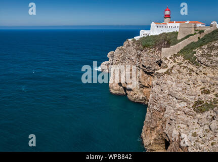 Leuchtturm am Cabo de Sao Vincente, Felsen über den Atlantik, in der Nähe der Stadt Lagos, Faro, Algarve, Portugal Stockfoto