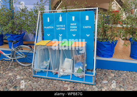 Mantova, Italien - 5. September 2019: Abfall Sammelbehälter in Piazza Sordello während des Festivals Europa (Literatur Festival) Stockfoto