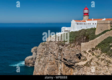 Leuchtturm am Cabo de Sao Vincente, Felsen über den Atlantik, in der Nähe der Stadt Lagos, Faro, Algarve, Portugal Stockfoto