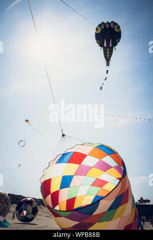 Bilder von farbenfrohen handgefertigten Drachen auf dem Drachenfest am Strand in Buren auf der Insel Ameland, August 2019 Stockfoto