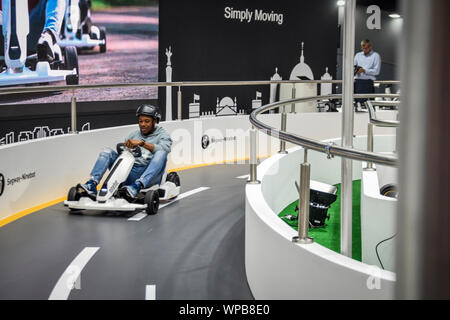 Berlin, Deutschland - 6. September 2019: ein Mann Carting bei Segway-Ninebot Stand auf der IFA 2019 Stockfoto