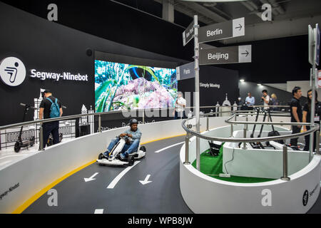 Berlin, Deutschland - 6. September 2019: ein Mann Carting bei Segway-Ninebot Stand auf der IFA 2019 Stockfoto