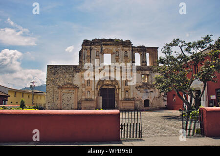 Die Ruinen der alten Kirche der Gesellschaft Jesu in Antigua, Guatemala City. Stockfoto