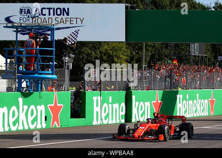 Monza, Italien. 08 Sep, 2019. Charles Leclerc der Scuderia Ferrari Überqueren der Ziellinie gewann den Großen Preis von Italien in Monza, Monza 08/09/2019 GP Italia Formel 1 Meisterschaft 2019 Foto Federico Basile/Insidefoto Credit: insidefoto Srl/Alamy leben Nachrichten Stockfoto