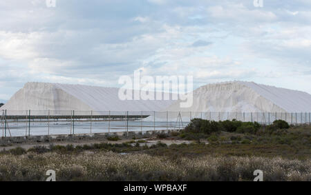 Hügel von Meersalz aus Kochsalzlösung Produktionsstätte an der Küste des Mittelmeers in Santa Pola, Provinz Alicante, Spanien Stockfoto