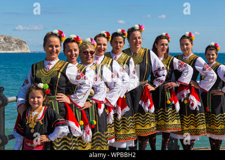 Swanage, Dorset UK. 8. September 2019. Menschenmassen strömen in der Küstenstadt Swanage das Tanzen zu genießen, mit über 50 dance Teams einschließlich Morris tanzen für Swanage Folk Festival an einem warmen sonnigen Tag. Zlaten Klas begeistern die Massen mit ihren traditionellen bulgarischen Tänzen. Credit: Carolyn Jenkins/Alamy leben Nachrichten Stockfoto