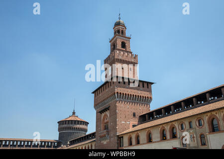 Mailand, Italien - 27. Juni 2018: Panoramablick auf die Außenseite des Schloss Sforza (Castello Sforzesco) ist in Mailand. Es wurde im 15. Jahrhundert von Frankreich gebaut Stockfoto