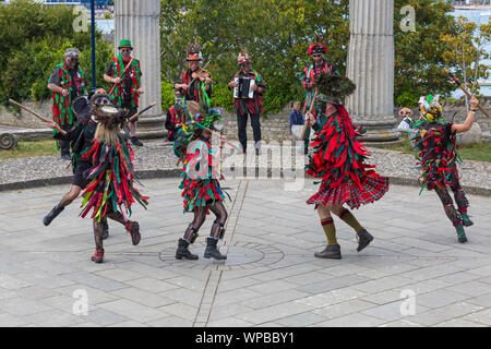 Swanage, Dorset UK. 8. September 2019. Menschenmassen strömen in der Küstenstadt Swanage das Tanzen zu genießen, mit über 50 dance Teams einschließlich Morris tanzen für Swanage Folk Festival an einem warmen sonnigen Tag. Morris Dancers, Mitglieder von Foxs Morris Dancers, ihre Morris Dancing Routinen durchführen. Credit: Carolyn Jenkins/Alamy leben Nachrichten Stockfoto