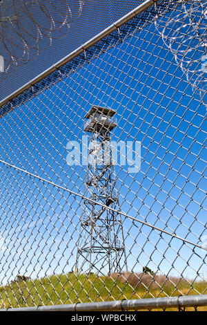Gefängnis Security Guard Tower, mit Blick auf den Sicherheitszaun. Stockfoto