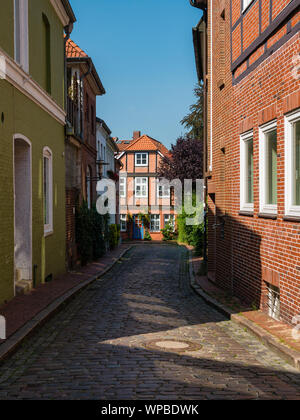 Auf der gepflasterten Straße im historischen Zentrum von Stade, Deutschland an einem sonnigen Tag. Stockfoto