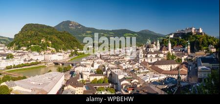 Blick auf die Stadt, Altstadt, Fluss Salzach und Festung Hohensalzburg, links Kapuzinerberg und Gaisberg, Salzburg, Land Salzburg, Österreich Stockfoto