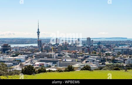 Blick vom Mount Eden, Vulkankratern, Skyline mit Wolkenkratzern, Region Auckland, Nordinsel, Neuseeland Stockfoto