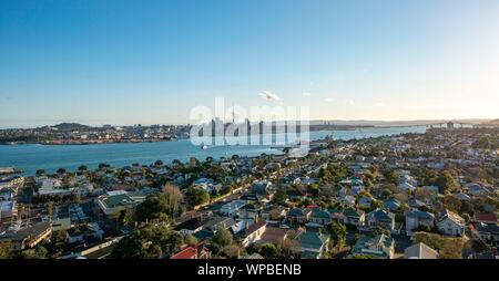 Blick über die Häuser von Devonport auf die Skyline von Auckland Sky Tower, von Takarunga Mount Victoria, Devonport, Auckland, Nordinsel, Neue Stockfoto