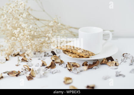 Gemütlich zu Hause bei einer Tasse Kaffee und Blume. Hygge Winter oder Herbst Stil Stockfoto