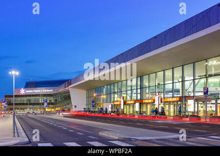 Warschau, Polen - 26. Mai 2019: Terminal des Flughafen Warschau (WAW) in Polen. Stockfoto