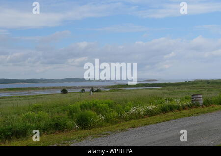 Sommer in Nova Scotia: Louisbourg Leuchtturm, Lachs Rock und Batterie Insel auf Cape Breton Island Stockfoto