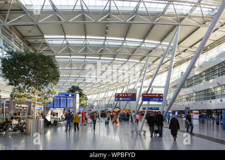Düsseldorf, Deutschland - März 24, 2019: Terminal der Flughafen Düsseldorf (DUS) in Deutschland. Stockfoto