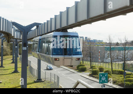 Düsseldorf, Deutschland - März 24, 2019: SkyTrain am Düsseldorfer Flughafen (DUS) in Deutschland. Stockfoto
