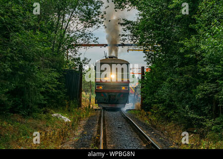 Alte rauchen grüne Diesellok Vorderansicht. Stockfoto