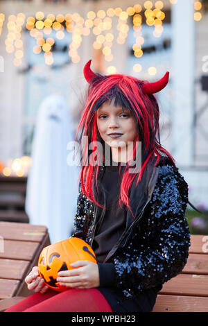 Portrait von lächelnden Teenager tragen Teufel Kostüm an der Kamera auf Halloween Tag suchen, kopieren Raum Stockfoto