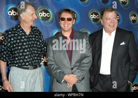 "Boston Legal" gegossen - Rene Auberjonois, James Spaten und William Shatner im ABC 2005 Sommer All Star Party in der Abtei in West Hollywood, CA. Die Veranstaltung fand am Mittwoch, 27. Juli 2005. Foto von: SBM/PictureLux - Alle Rechte vorbehalten File Reference #33864-275 SBMPLX Stockfoto