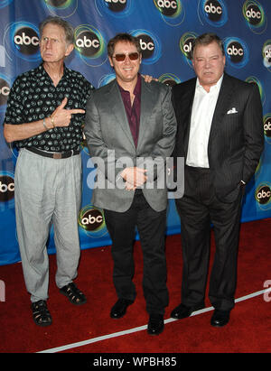 "Boston Legal" gegossen - Rene Auberjonois, James Spaten und William Shatner im ABC 2005 Sommer All Star Party in der Abtei in West Hollywood, CA. Die Veranstaltung fand am Mittwoch, 27. Juli 2005. Foto von: SBM/PictureLux - Alle Rechte vorbehalten File Reference #33864-277 SBMPLX Stockfoto