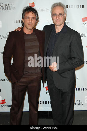 Brannon Braga und Brent Spiner in der CBS-Thriller "Ghost Whisperer" und "Schwelle" Premiere Screening im Hollywood Forever Cemetery in Hollywood, CA. Die Veranstaltung fand am Freitag, 9. September 2005. Foto von: SBM/PictureLux - Alle Rechte vorbehalten File Reference #33864-292 SBMPLX Stockfoto