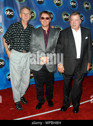 "Boston Legal" gegossen - Rene Auberjonois, James Spaten und William Shatner im ABC 2005 Sommer All Star Party in der Abtei in West Hollywood, CA. Die Veranstaltung fand am Mittwoch, 27. Juli 2005. Foto von: SBM/PictureLux - Alle Rechte vorbehalten File Reference #33864-276 SBMPLX Stockfoto