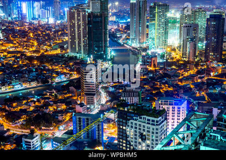 Blick auf die Skyline von Makati in der Nacht in Manila, Philippinen. Stockfoto