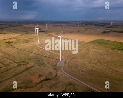 Dramatische Luftaufnahme von Windenergieanlagen in Oklahoma, USA. Stockfoto