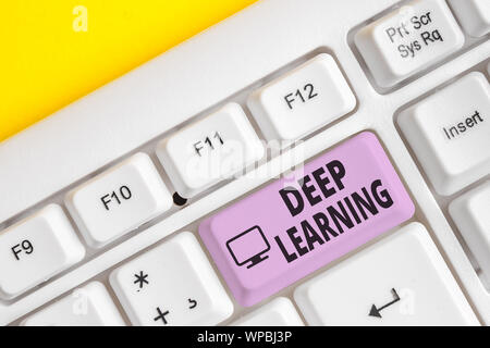 Schreiben Hinweis zeigen vertieftes Lernen. Business Konzept für hierarchische Abstraktionen künstliche Intelligenz Algorithmus Weiß pc-Tastatur mit Papier Stockfoto