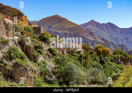 Querformat aus einem kleinen Dorf von Iruya, Argentinien, Südamerika an einem sonnigen Tag. Stockfoto