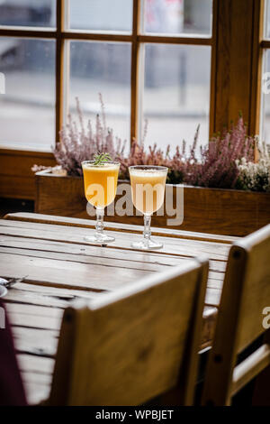 Zwei Gläser fallen Punsch Cocktails auf Holztisch. Herbst Winter wärmendes Getränk. Essen Fotografie Konzept Stockfoto