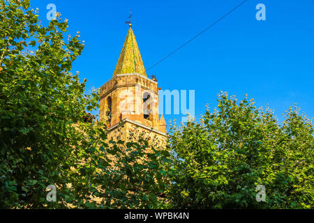 Blick auf den Glockenturm der Kathedrale von Frejus an einem sonnigen Tag. Stockfoto