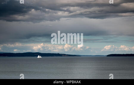 Ein segelboot fährt durch die Gulf Islands vor der Küste von Victoria British Columbia, Kanada. Stockfoto