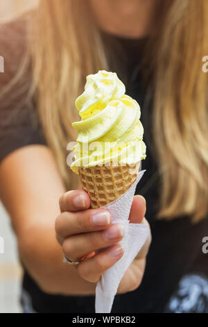Mädchen hält eine Waffel Schale mit Eis, Nahaufnahme Stockfoto