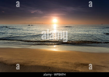 Sonnenaufgang Blick auf den Lake Malawi, Wellen glatt Rollen auf dem Strand, Afrika Stockfoto