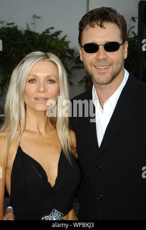 Danielle Spencer und Russell Crowe bei der Weltpremiere von "Cinderella Man" an der Gibson Amphitheatre, Universal City Walk statt, Universal Studios Hollywood, Universal City, CA. Die Veranstaltung fand am Montag, den 23. Mai 2005. Foto von: SBM/PictureLux - Alle Rechte vorbehalten File Reference #33864-627 SBMPLX Stockfoto