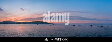 Panoramablick auf appledore von instow Beach in North Devon während des Sonnenuntergangs. Stockfoto