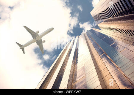 Flugzeug in den Himmel über Wolkenkratzer. Reisen, Urlaub und Business Konzept Stockfoto