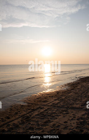 Einen schönen Sonnenuntergang am Strand von Ameland, Friesland, Nordsee Weiß weißer Sand und Flutwellen Stockfoto