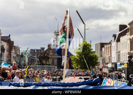 Stockton on Tees, U K. 7. September 2019. Der Great North City Spiele wurden in der High Street und das Riverside gehalten und die Massen genießen Sie erstklassige Athletik einschließlich Stabhochsprung, Weitsprung, Hürden und Sprint. Ein pole Vaulter in Aktion. David Dixon, Alamy Stockfoto